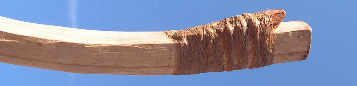 poupée d'arc par enroulage de fibre tenant un bois côté dos